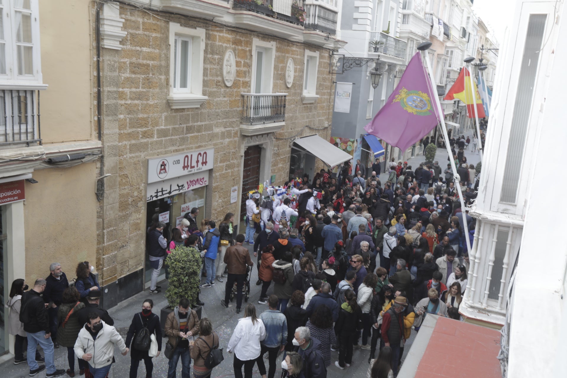 En imágenes: Cádiz vuelve a pintarse los coloretes un sábado de carnaval