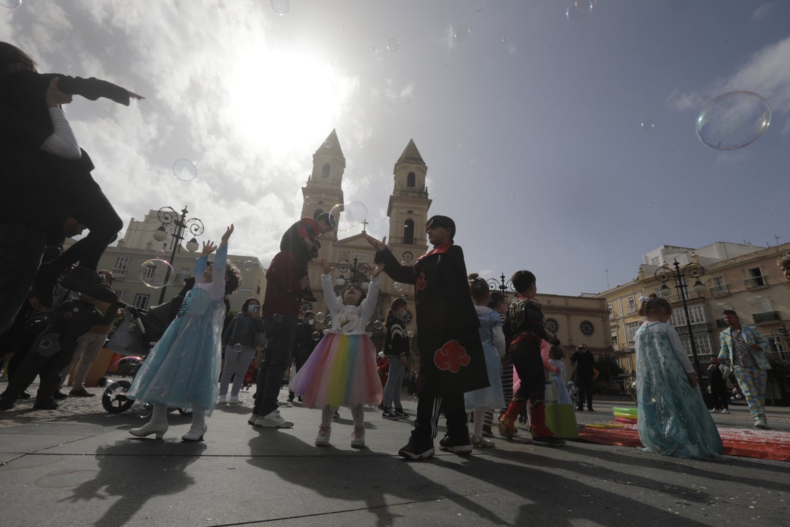 En imágenes: Cádiz vuelve a pintarse los coloretes un sábado de carnaval