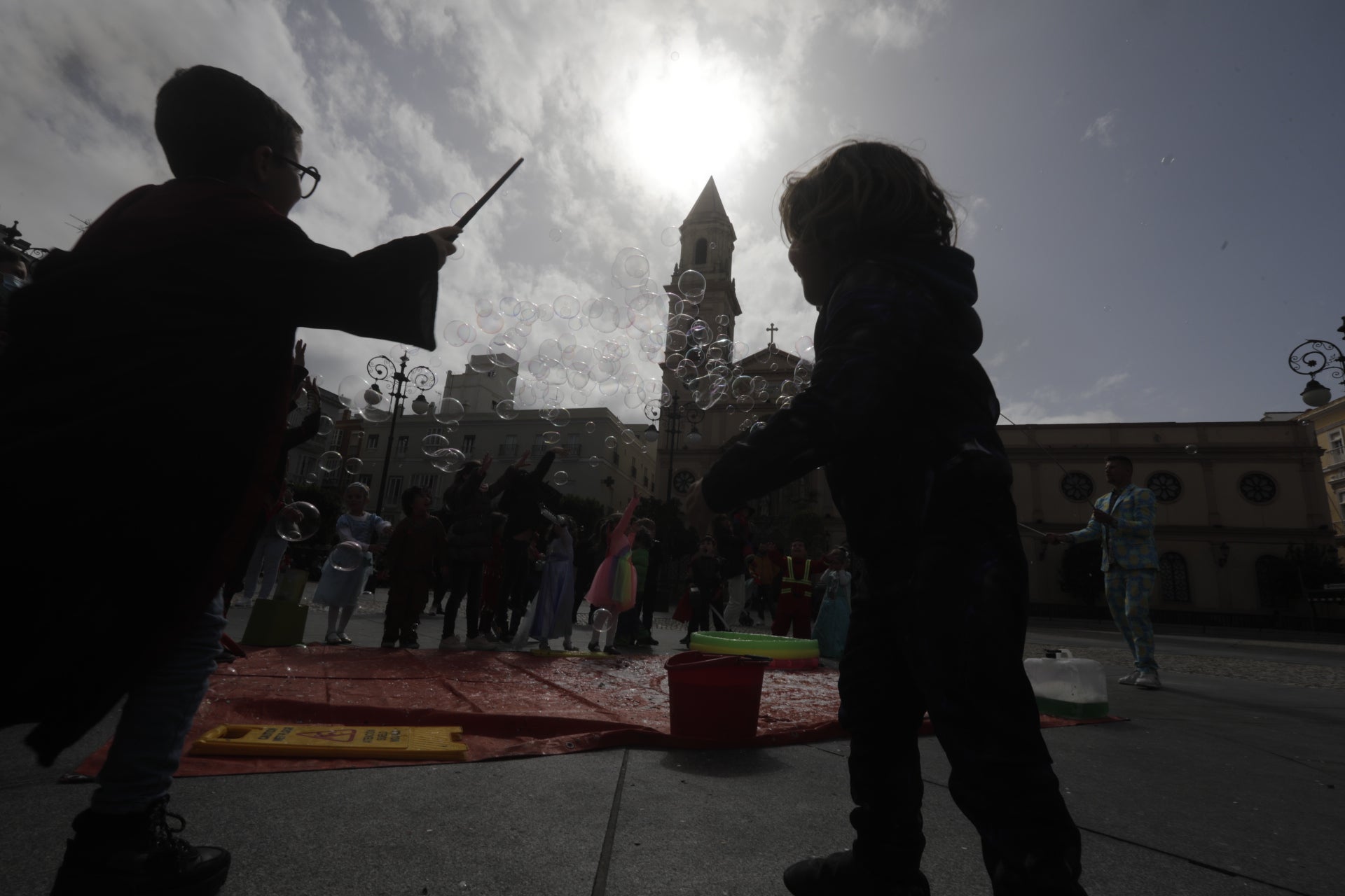 En imágenes: Cádiz vuelve a pintarse los coloretes un sábado de carnaval