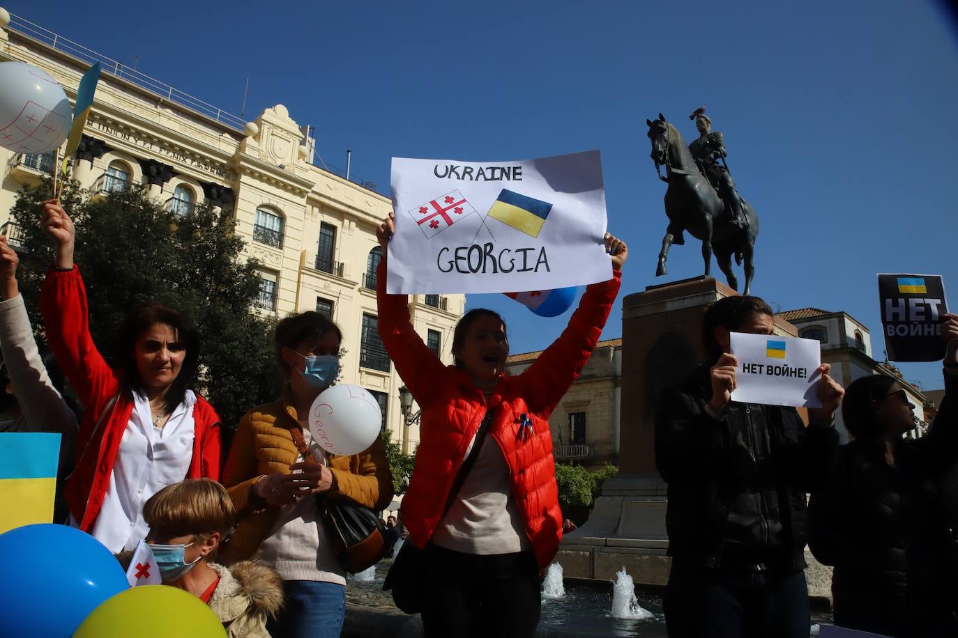 Centenares de cordobeses gritan contra la guerra en Ucrania en una concentración en las Tendillas