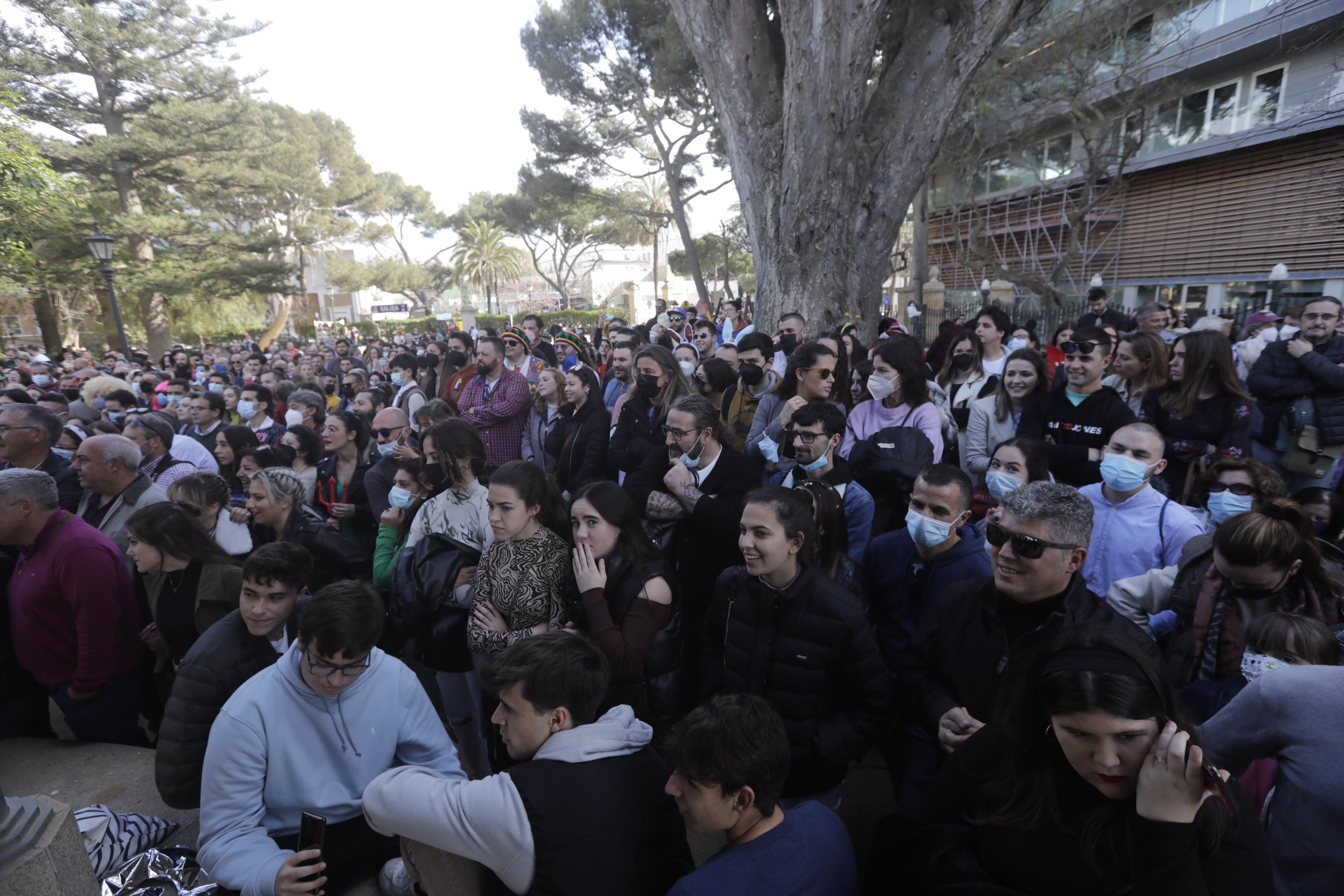 En imágenes: Cádiz se ilumina con coplas en su domingo de carnaval