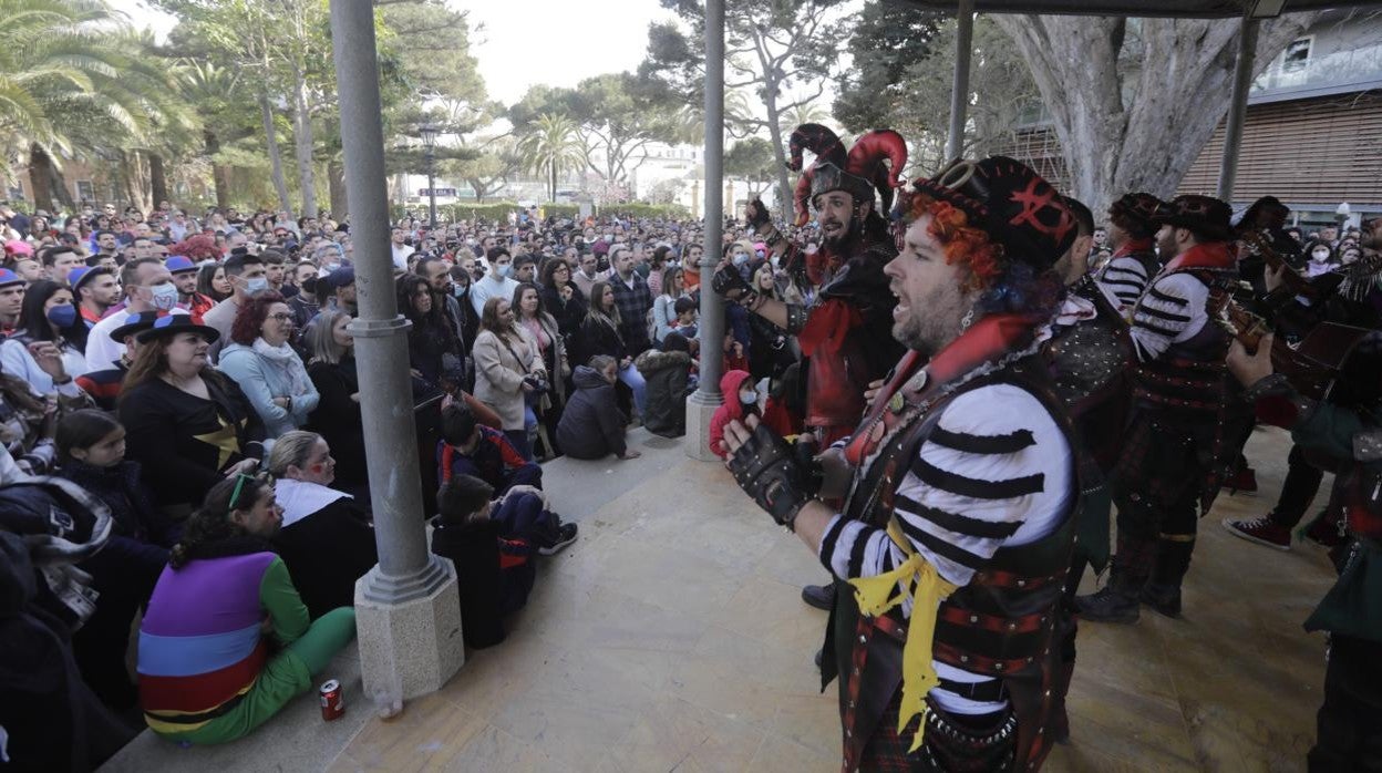 En imágenes: Cádiz se ilumina con coplas en su domingo de carnaval