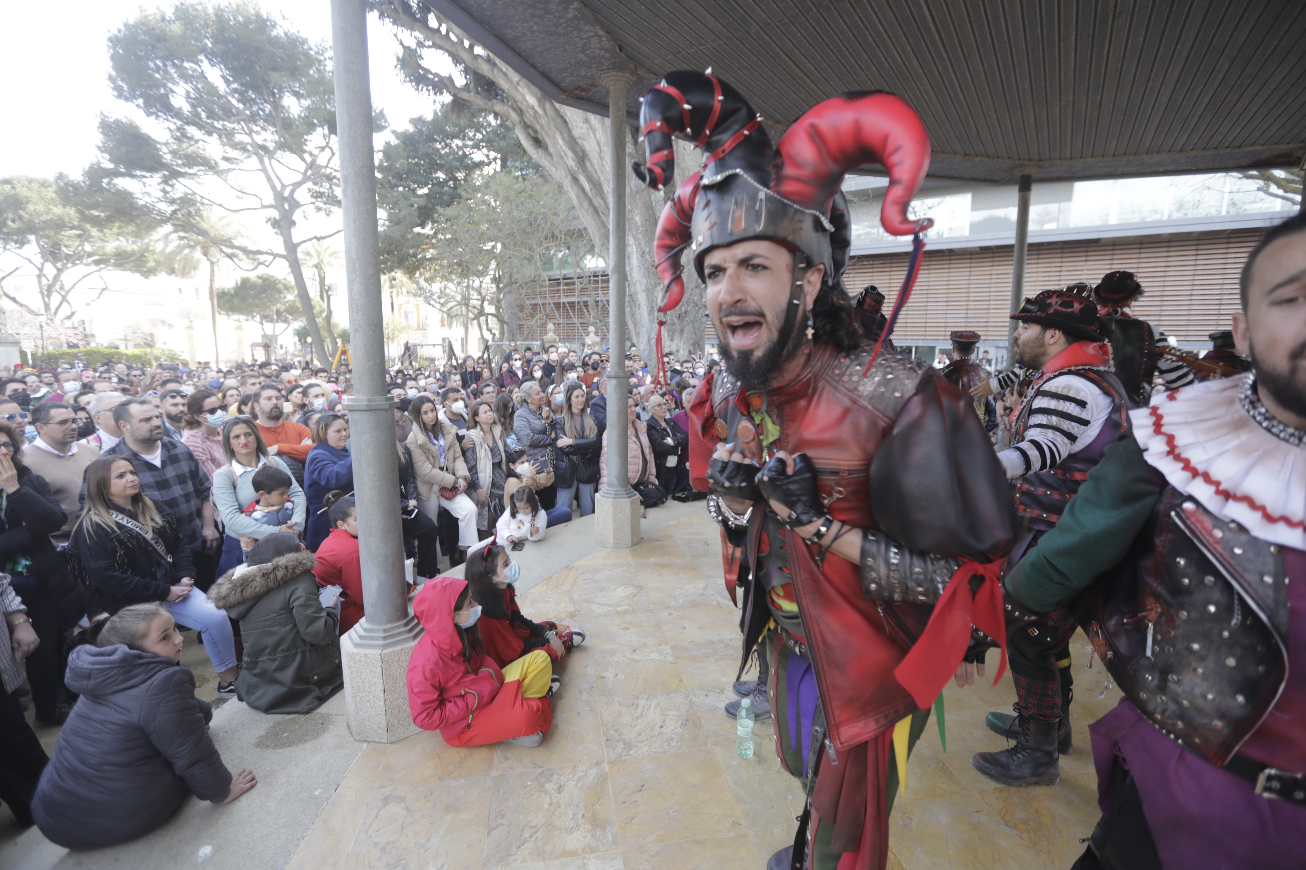 En imágenes: Cádiz se ilumina con coplas en su domingo de carnaval