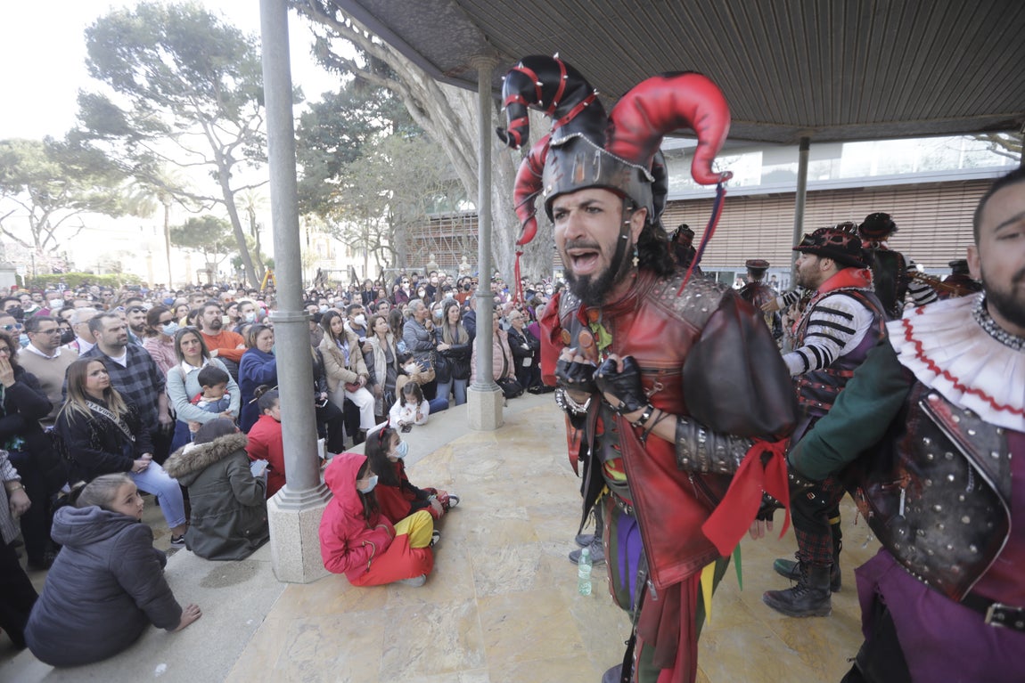 En imágenes: Cádiz se ilumina con coplas en su domingo de carnaval
