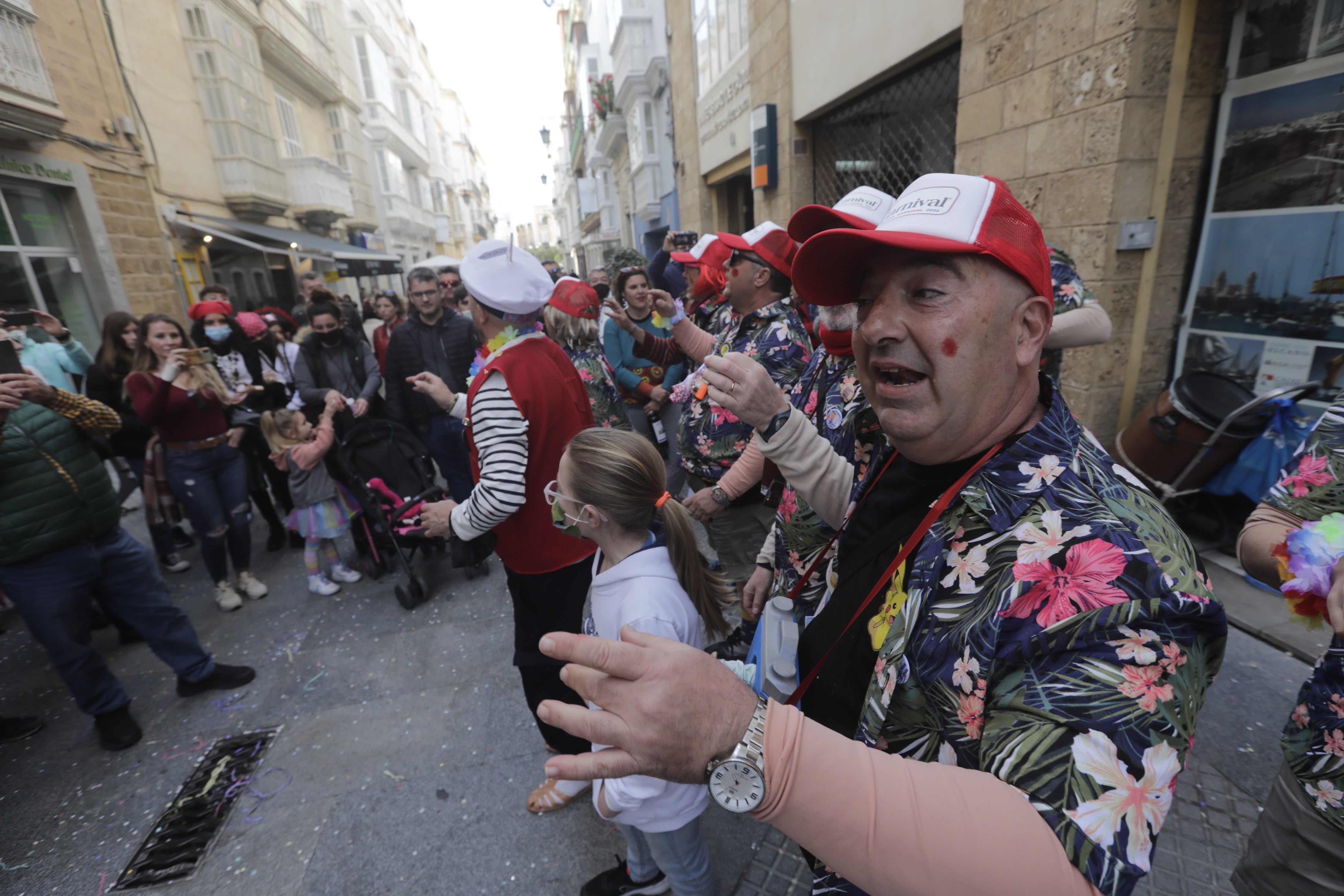 En imágenes: Cádiz se ilumina con coplas en su domingo de carnaval