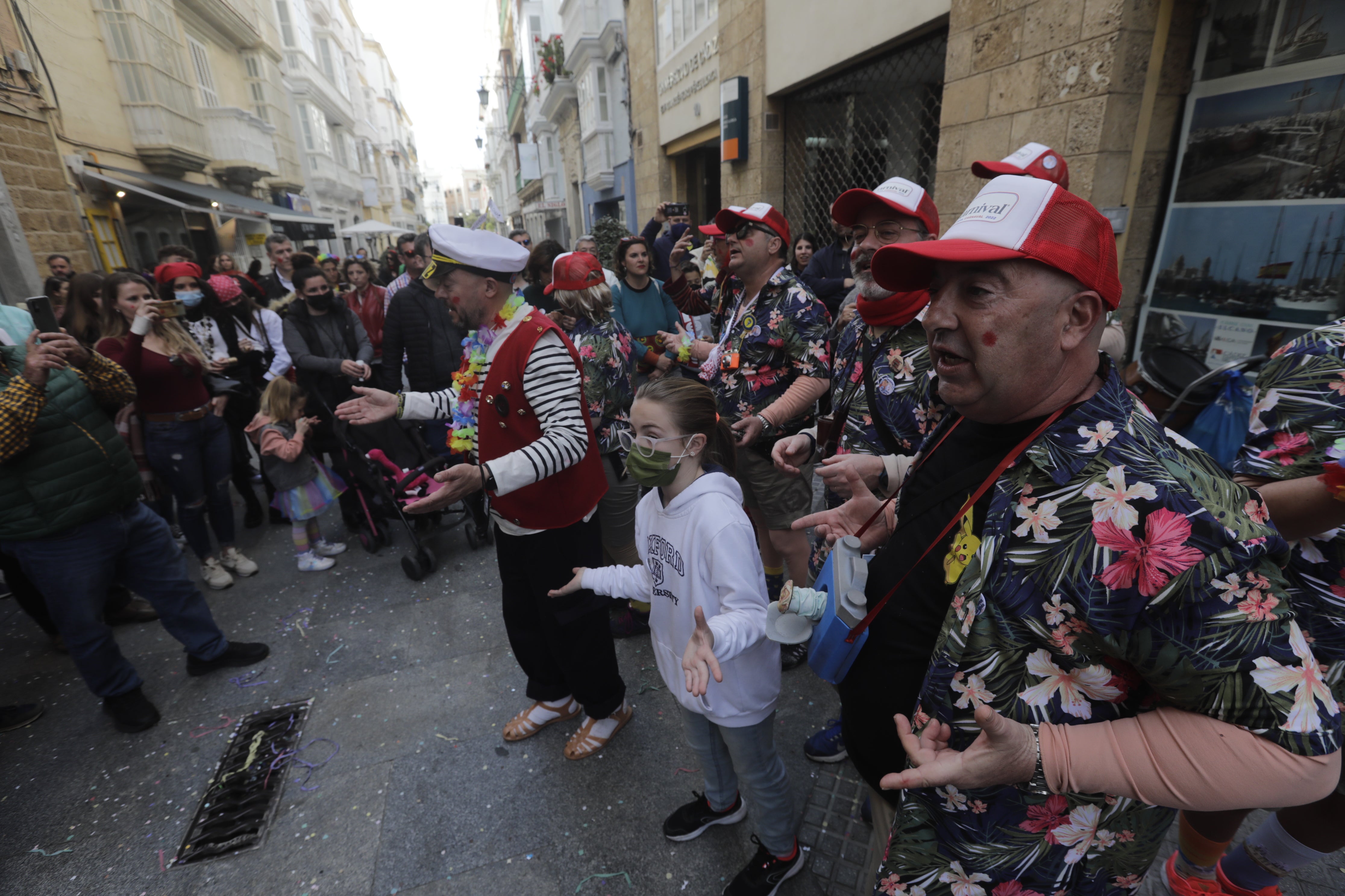 En imágenes: Cádiz se ilumina con coplas en su domingo de carnaval