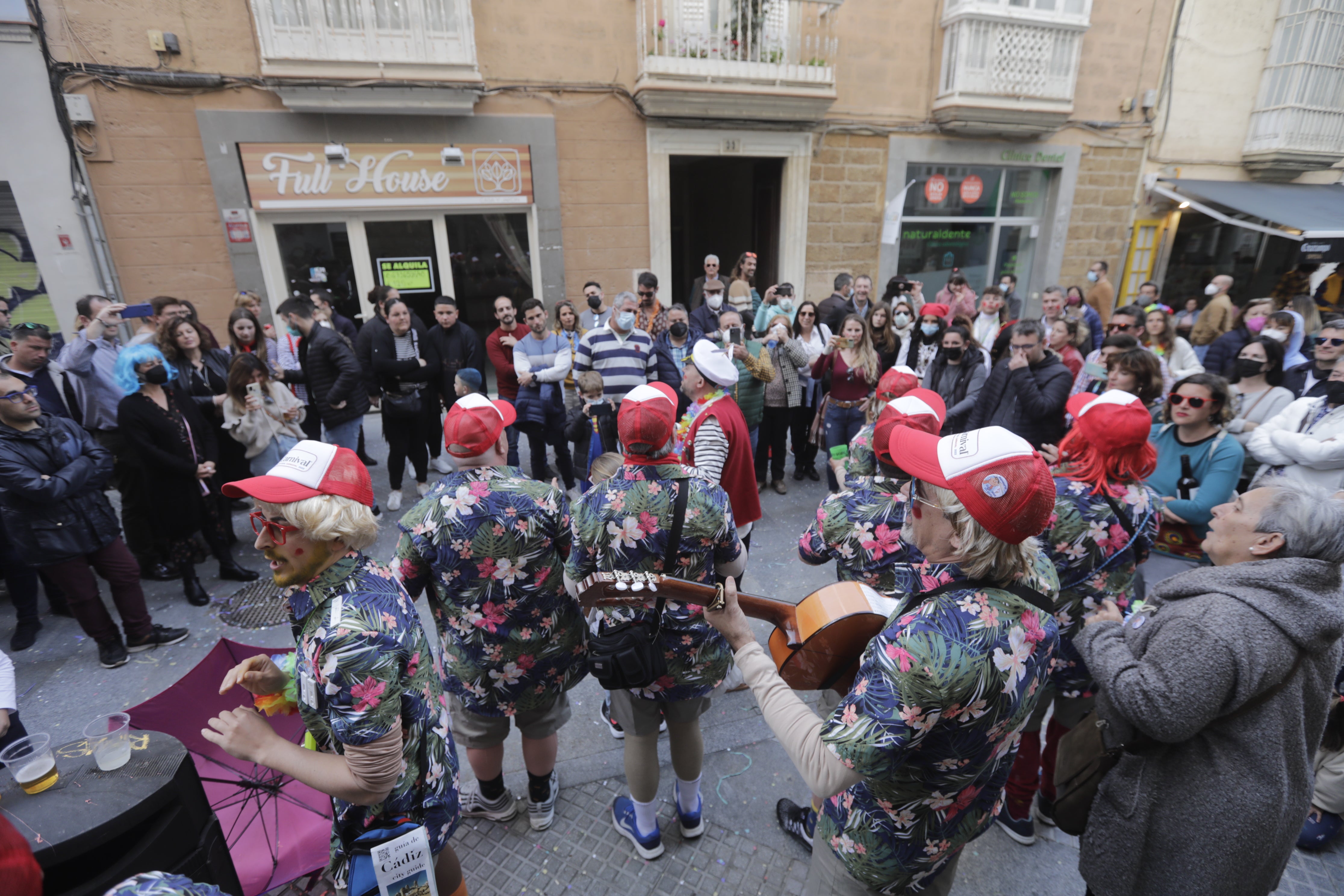 En imágenes: Cádiz se ilumina con coplas en su domingo de carnaval