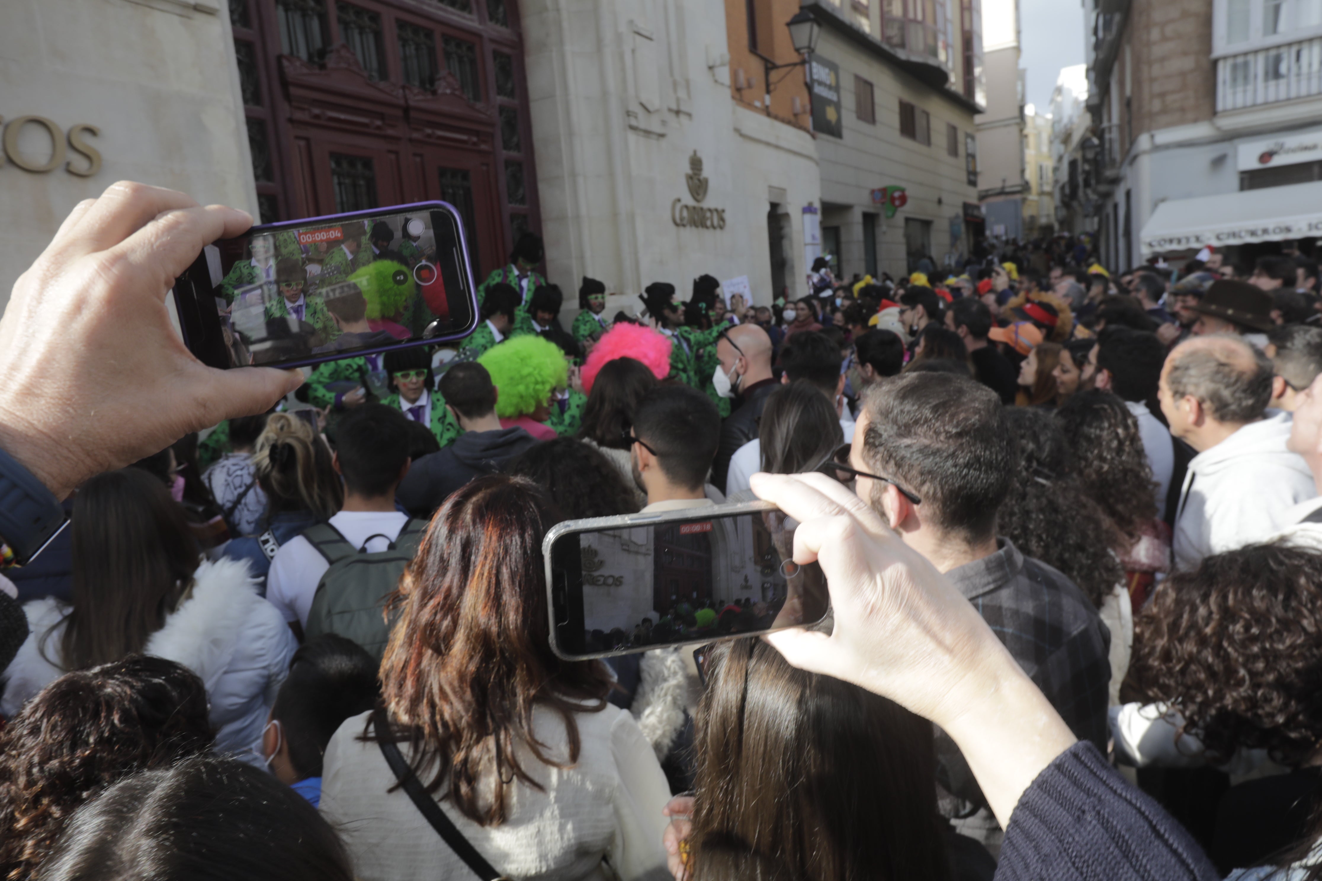 En imágenes: Cádiz se ilumina con coplas en su domingo de carnaval