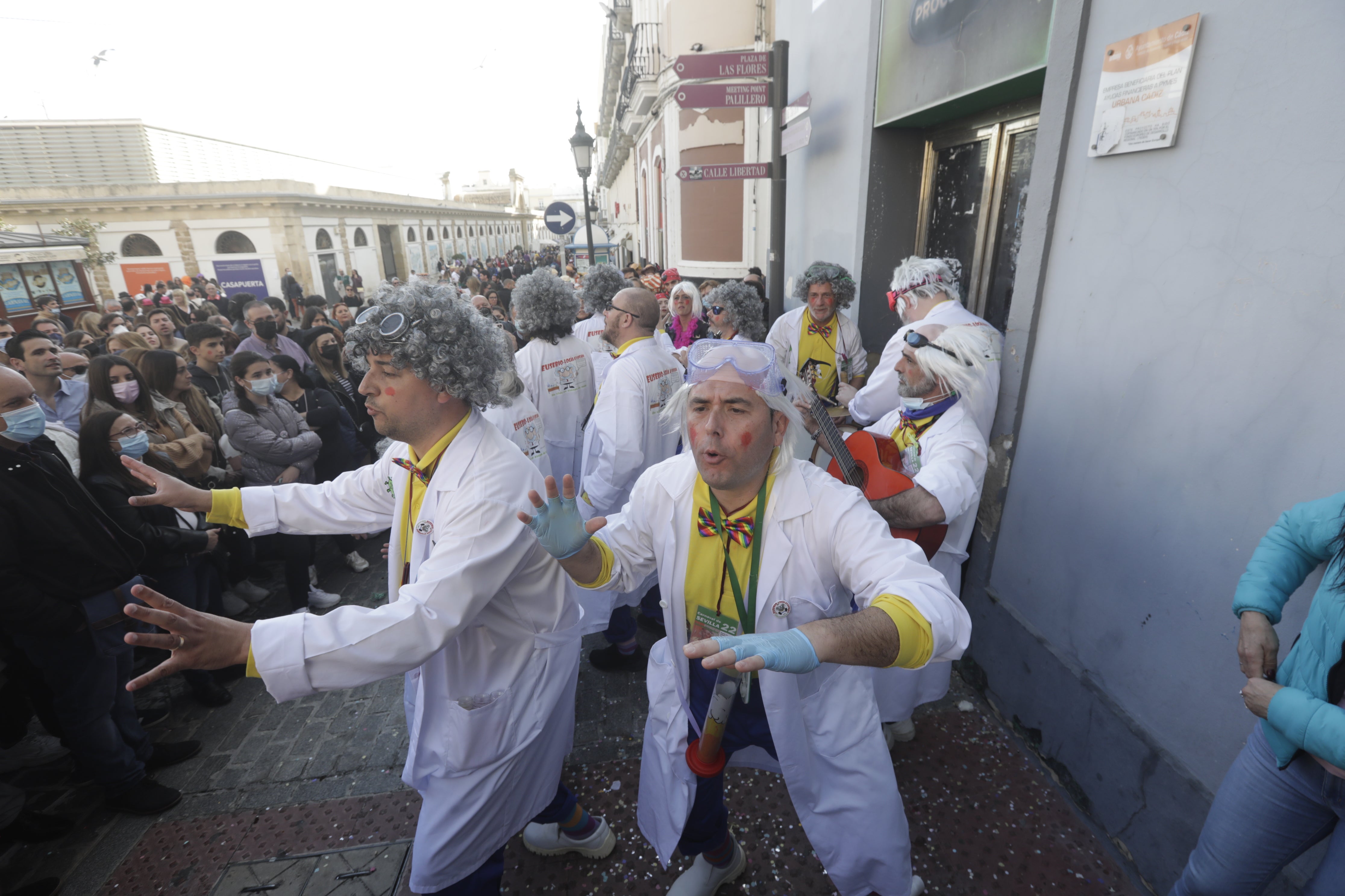 En imágenes: Cádiz se ilumina con coplas en su domingo de carnaval