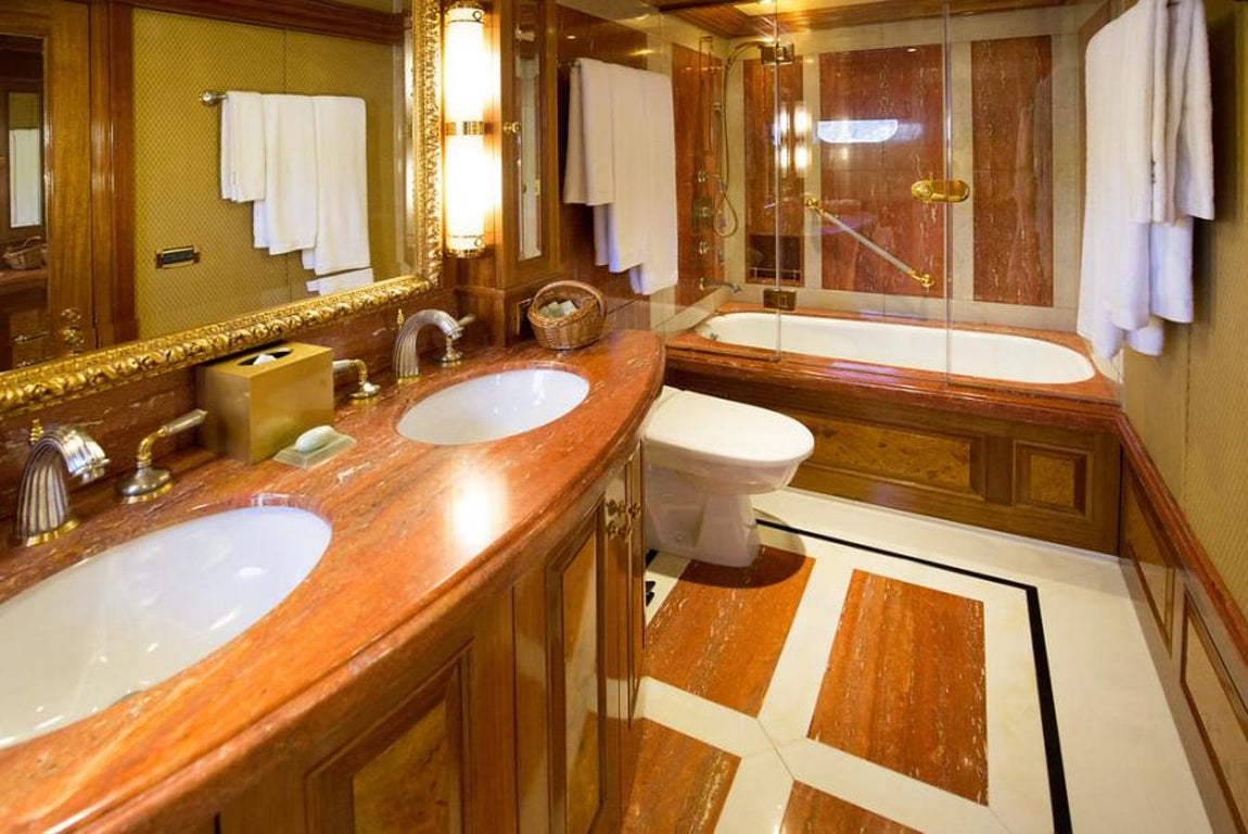 Lady Anastasia, el yate ruso que un marinero ucraniano intentó hundir. Espejos con molduras de oro, encimeras de mármol... Hay lujo en cada pequeño detalle.