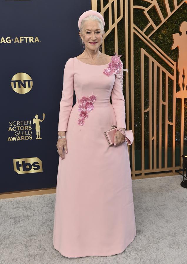 Helen Mirren - Los mejores looks de los SAG Awards 2022. Muy colorida con un vestido rosa empolvado de Dolce&amp;Gabbana con  flores de lentejuelas tridimensionales en hombro y cintura al que añadió accesorios del mismo tono que reforzaban el look.