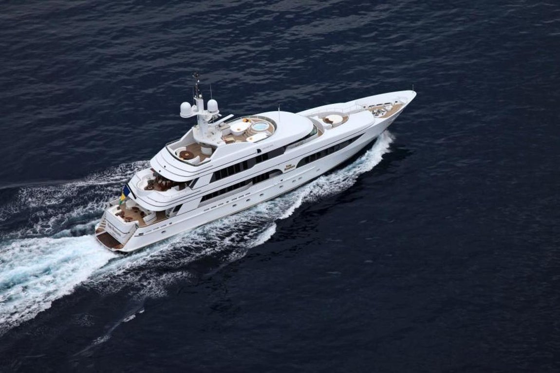 Lady Anastasia, el yate ruso que un marinero ucraniano intentó hundir. El conflicto entre Rusia y Ucrania se ha materializado este fin de semana de una forma bastante peculiar en Mallorca, concretamente en Port Adriano, en la localidad de Calvià, donde uno de los yates más lujosos de la zona valorado en más de 7 millones de euros, el Lady Anastasia, ha sido hundido parcialmente.