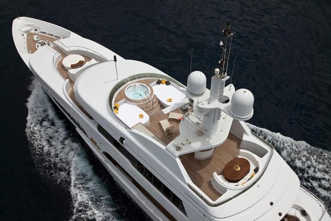 Lady Anastasia, el yate ruso que un marinero ucraniano intentó hundir. La embarcación pertenece al magnate ruso Alexander Mijeev, propietario de la empresa de fabricación de helicópteros para el ejército ruso, Rosoboronxport, quien en el momento del incidente no se encontraba en la nave.