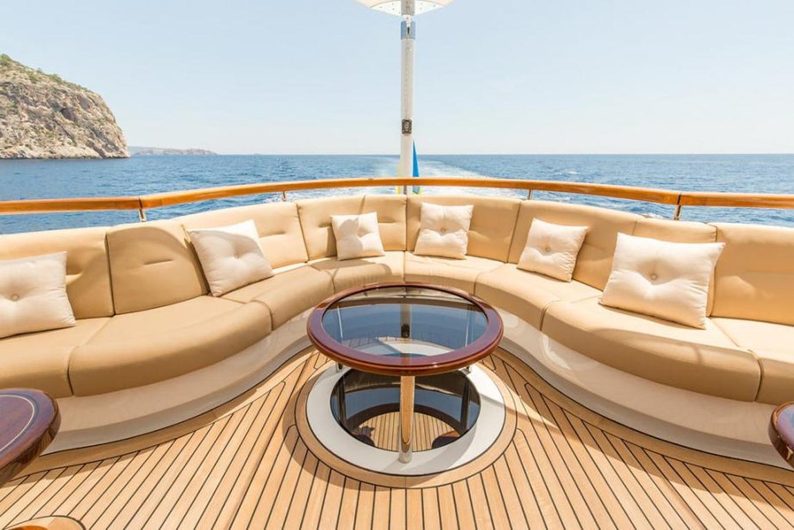 Lady Anastasia, el yate ruso que un marinero ucraniano intentó hundir. «El dueño de este barco es un criminal que se gana la vida vendiendo armas y ahora matan a los ucranianos », explicó el acusado (quien llevaba más de una década trabajando en dicho barco) a las autoridades cuando fue detenido.