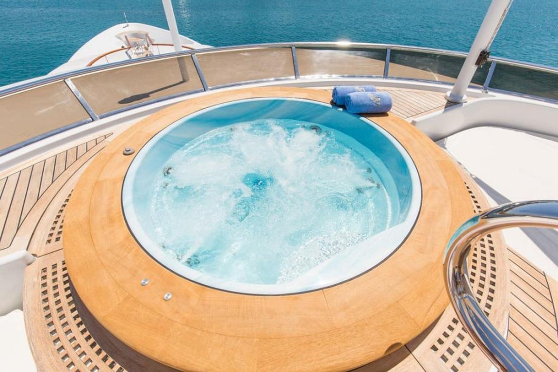 Lady Anastasia, el yate ruso que un marinero ucraniano intentó hundir. Posee unas dimensiones de 47 metros de eslora y tres cubiertas exteriores para disfrutarlo al máximo tanto cuando se está navegando o en puerto.