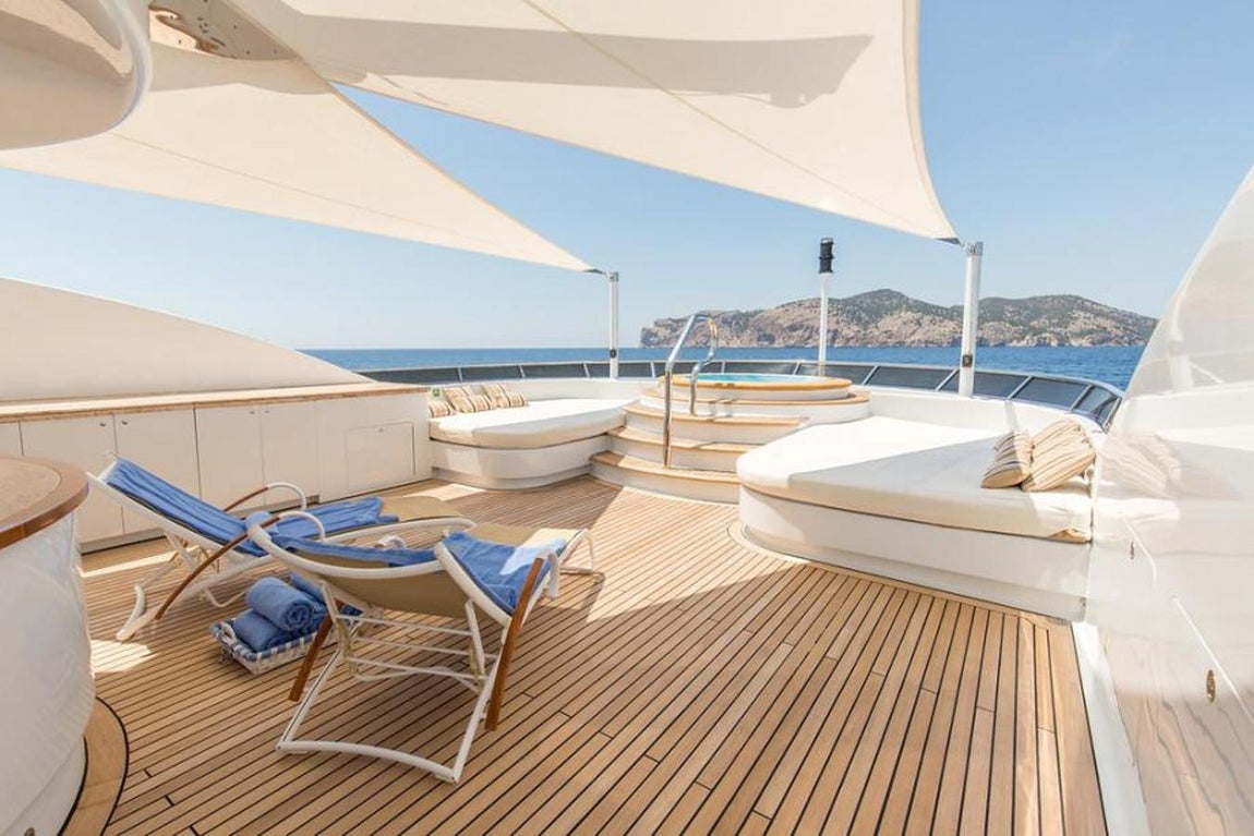 Lady Anastasia, el yate ruso que un marinero ucraniano intentó hundir. Como suele ser habitual en este tipo de embarcaciones, la parte exterior está pensada para disfrutar de tiempo de ocio, con un gran jacuzzi, Lounge Bar, y un amplio comedor además de diferentes espacios en los que relajarse y disfrutar del viaje.