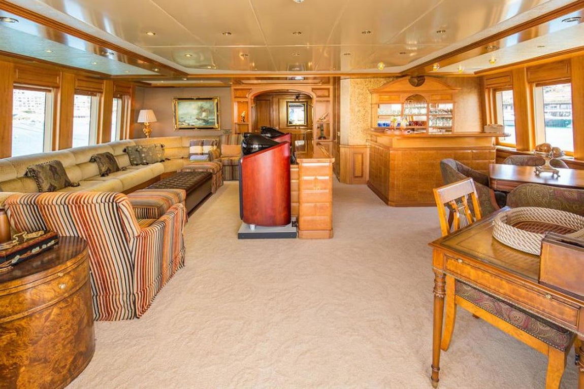 Lady Anastasia, el yate ruso que un marinero ucraniano intentó hundir. El Lady Anastasia tiene una capacidad para diez personas en sus cinco camarotes y necesita una tripulación de otras nueve.