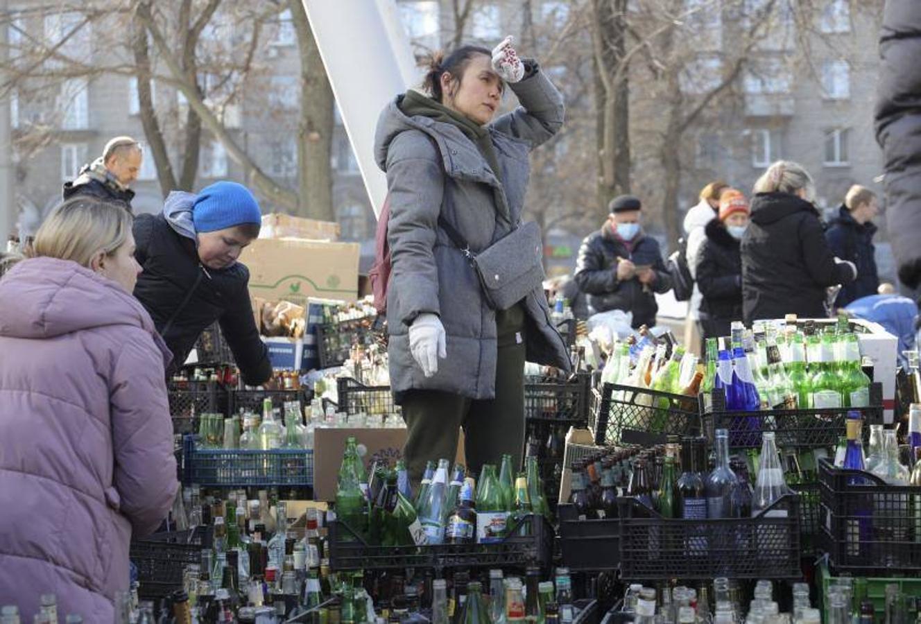 Ciudadanos preparan cócteles molotov en la ciudad Dnipro, Ukraine. 