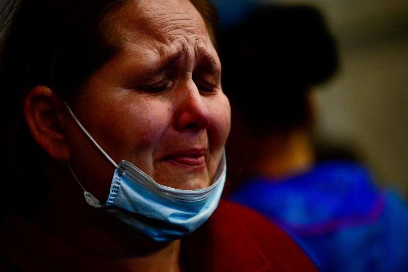Una mujer llora tras haber tenido que abandonar Ucrania. 