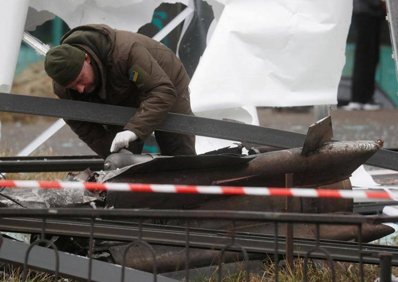 Un policía inspecciona los restos de un misil en Kiev. 