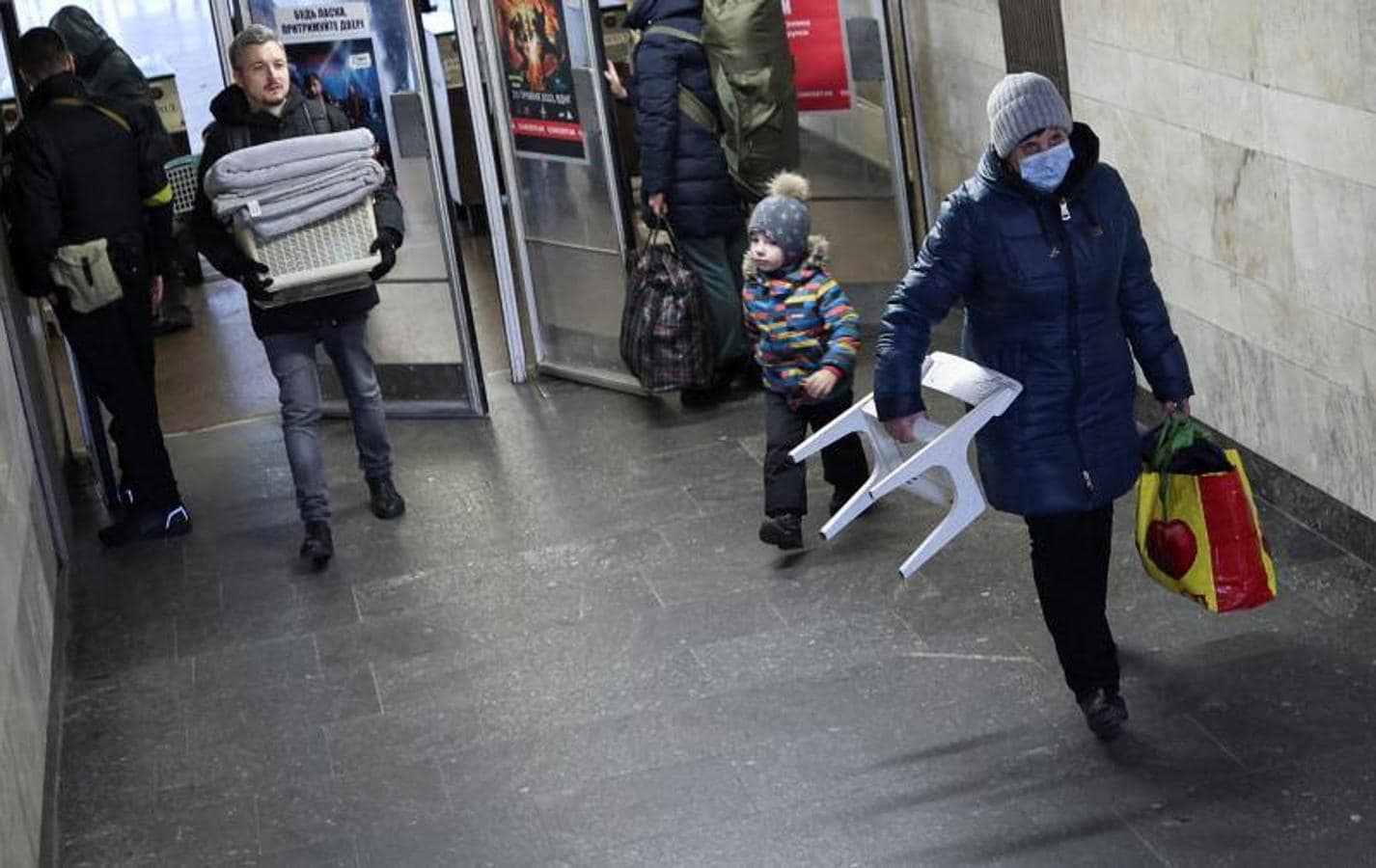 Residentes abandonan un refugio en el metro en Kiev. 