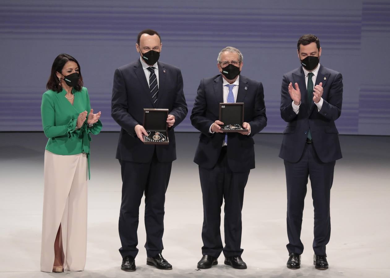 Acto de entrega de las medallas de Andalucía en el Teatro de la Maestranza de Sevilla. RAÚL DOBLADO