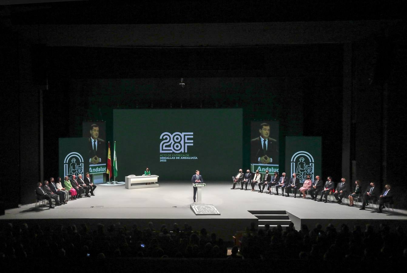 Acto de entrega de las medallas de Andalucía en el Teatro de la Maestranza de Sevilla. RAÚL DOBLADO