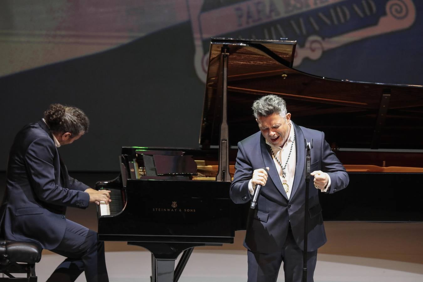 Acto de entrega de las medallas de Andalucía en el Teatro de la Maestranza de Sevilla. RAÚL DOBLADO