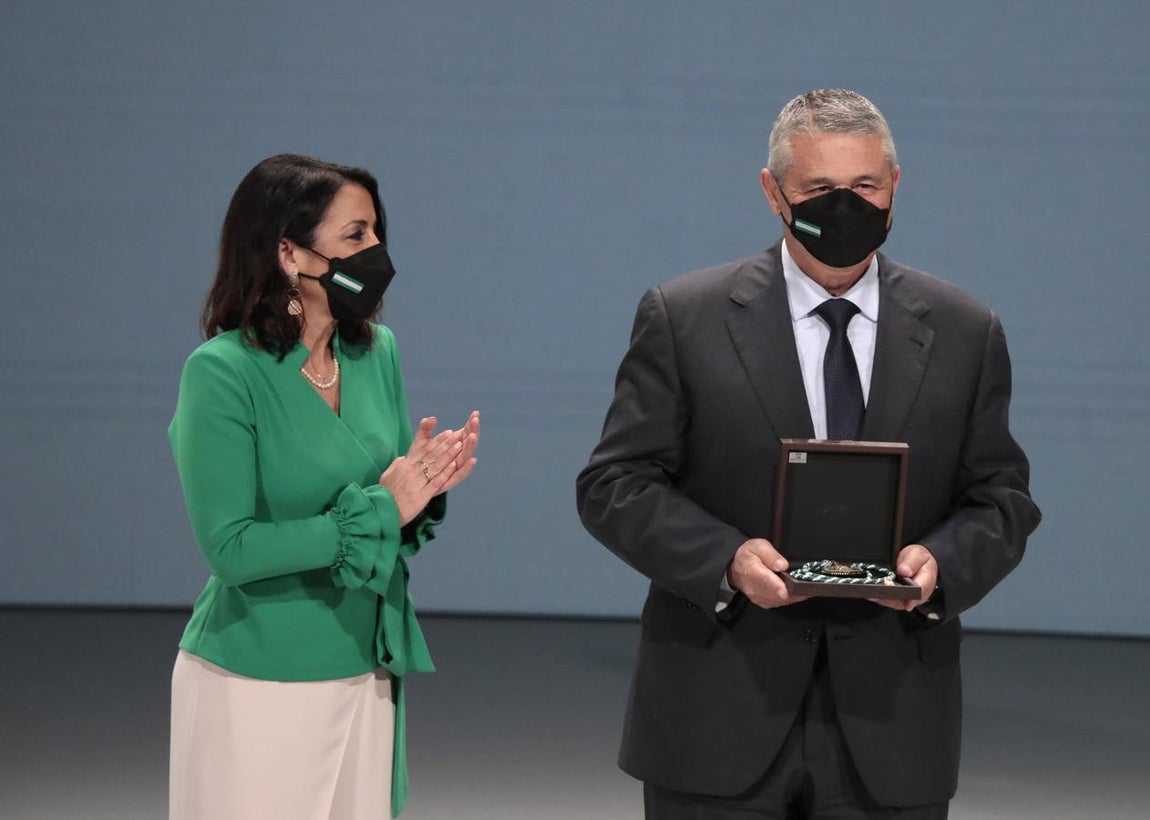 Acto de entrega de las medallas de Andalucía en el Teatro de la Maestranza de Sevilla. RAÚL DOBLADO