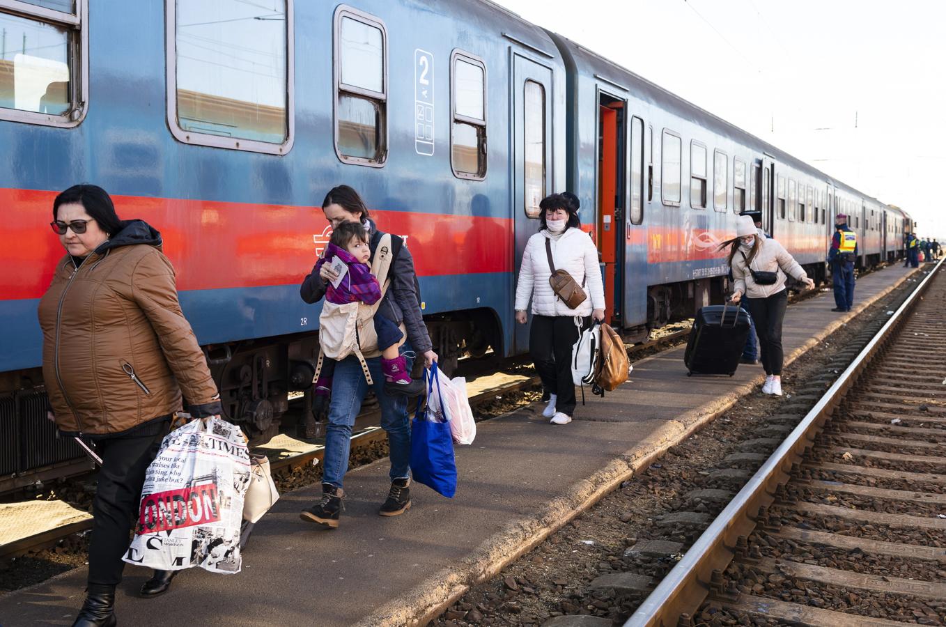 Refugiados de Ucrania llegan a Zahony, Hungría. 