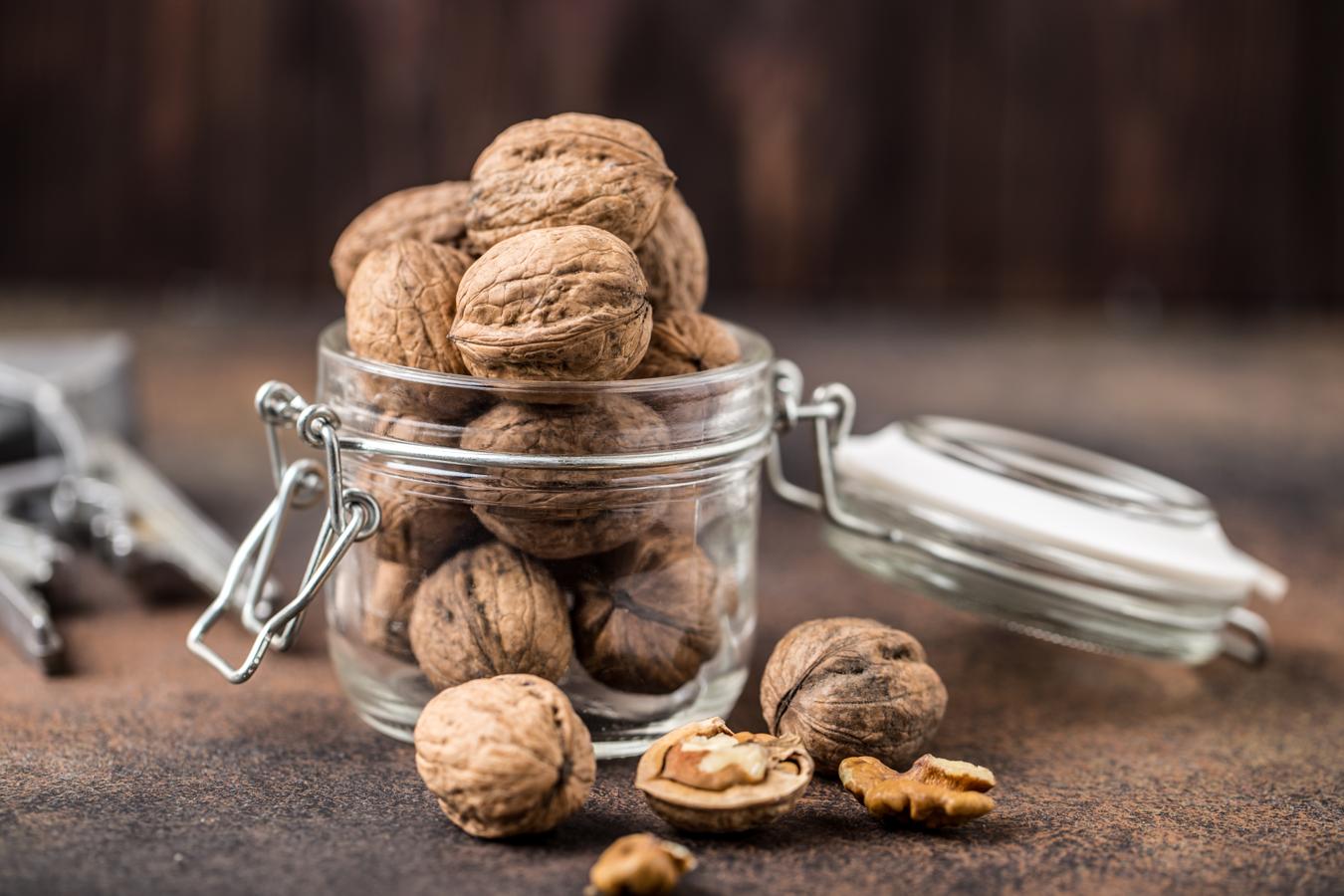 Nueces. Como ocurre con todos los frutos secos, las nueces son también una buena fuente de energía, así que inckluir un puñado en tu desayuno o a media mañana no solo te llenará de beneficios, también te activarán para afrontar el resto del día. De trata de un  fruto seco que aporta una mayor cantidad de ácido alfa-linolénico. Por ejemplo, algunos de sus beneficios generales son la relajación muscular y el previniendo el estrés oxidativo.