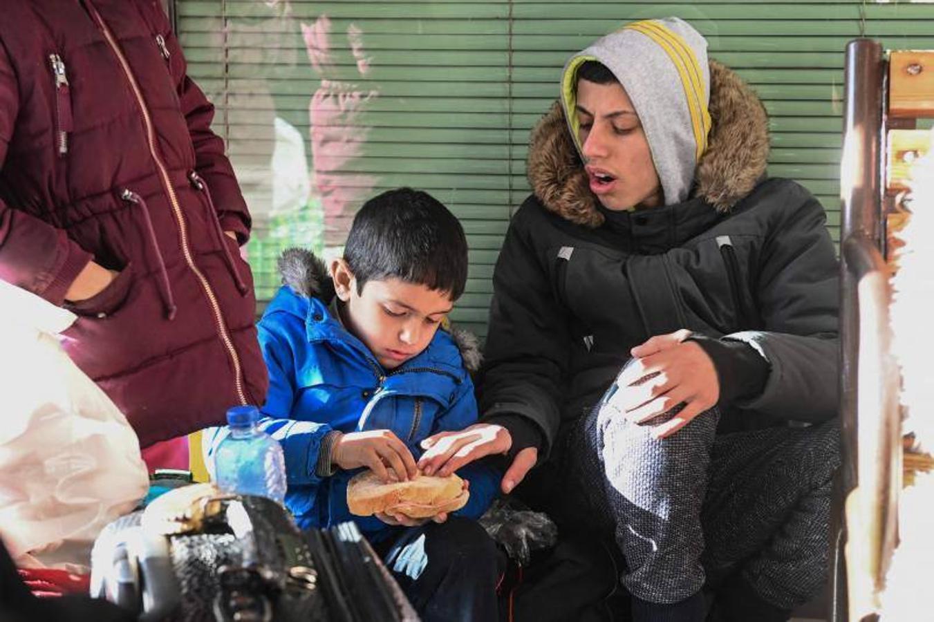 Refugiados ucranianos en la estación de Zahonyi, cerca de la frontera con Hungría. 