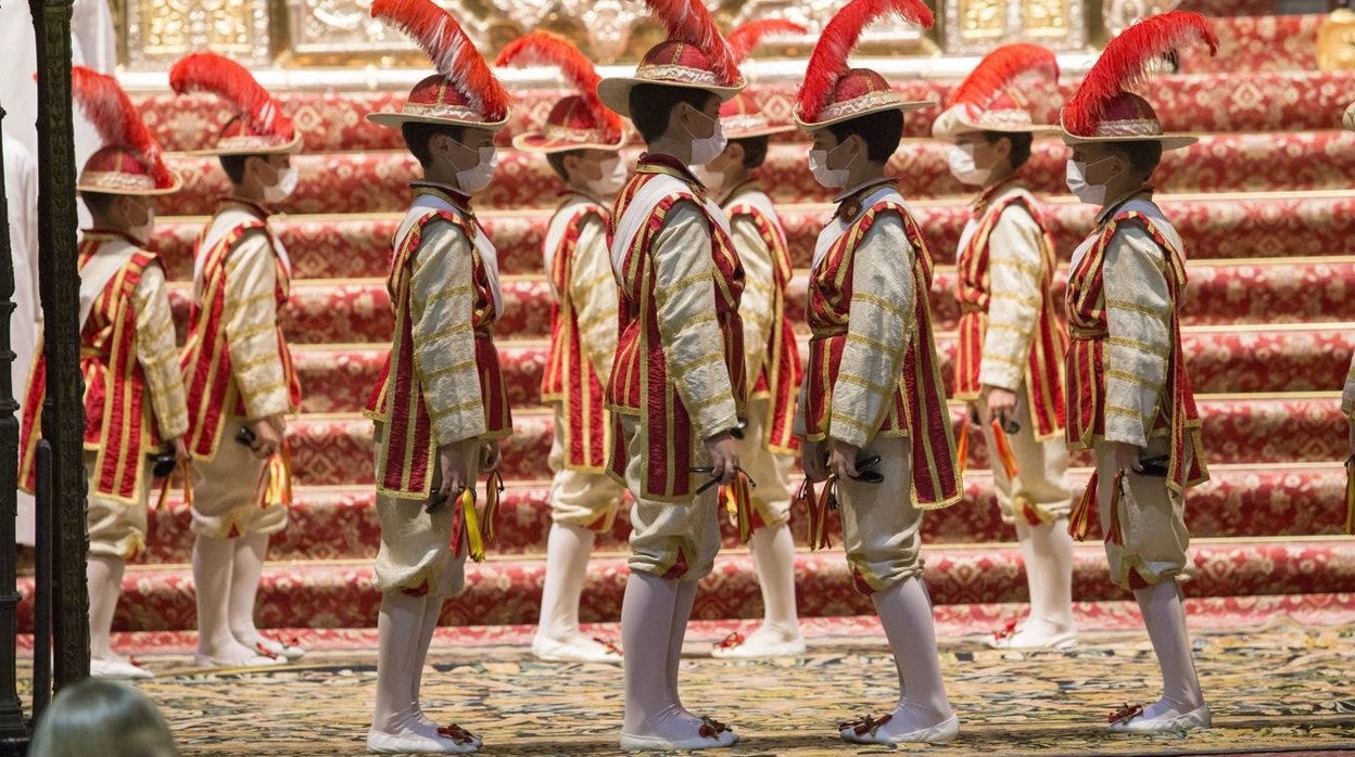 Los seises bailan en el Triduo de Carnaval