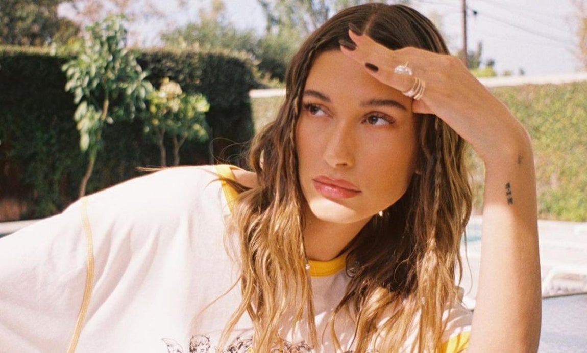 La década del 2000, la nueva favorita. No hay duda de que en el mundo de la moda y la belleza las tendencias siempre vuelven de una u otra forma, por eso nunca se puede afirmar que no se sucumbirá a alguna de estas corrientes de estilo. Desde hace varios meses las reminiscencias de los noventa se han apoderado del ‘Street Style’, ahora habría que añadirle lo relativo al año 2000. Como si de un videoclip de las Destiny’s Child o Britney Spears se tratase, han vuelto las minifaldas de tablas, los jeans de tiro bajo, los tirantes de silicona en la lencería y demás corrientes de estilo que pensábamos que quedarían desterradas de los vestidores. Con los peinados y maquillajes ha sucedido lo mismo, y la prueba se encuentra en la siguiente recopilación de propuestas que, aunque para algunas puedan resultar demasiado llamativas, lo cierto es que son una buena herramienta para rejuvenecer los looks.