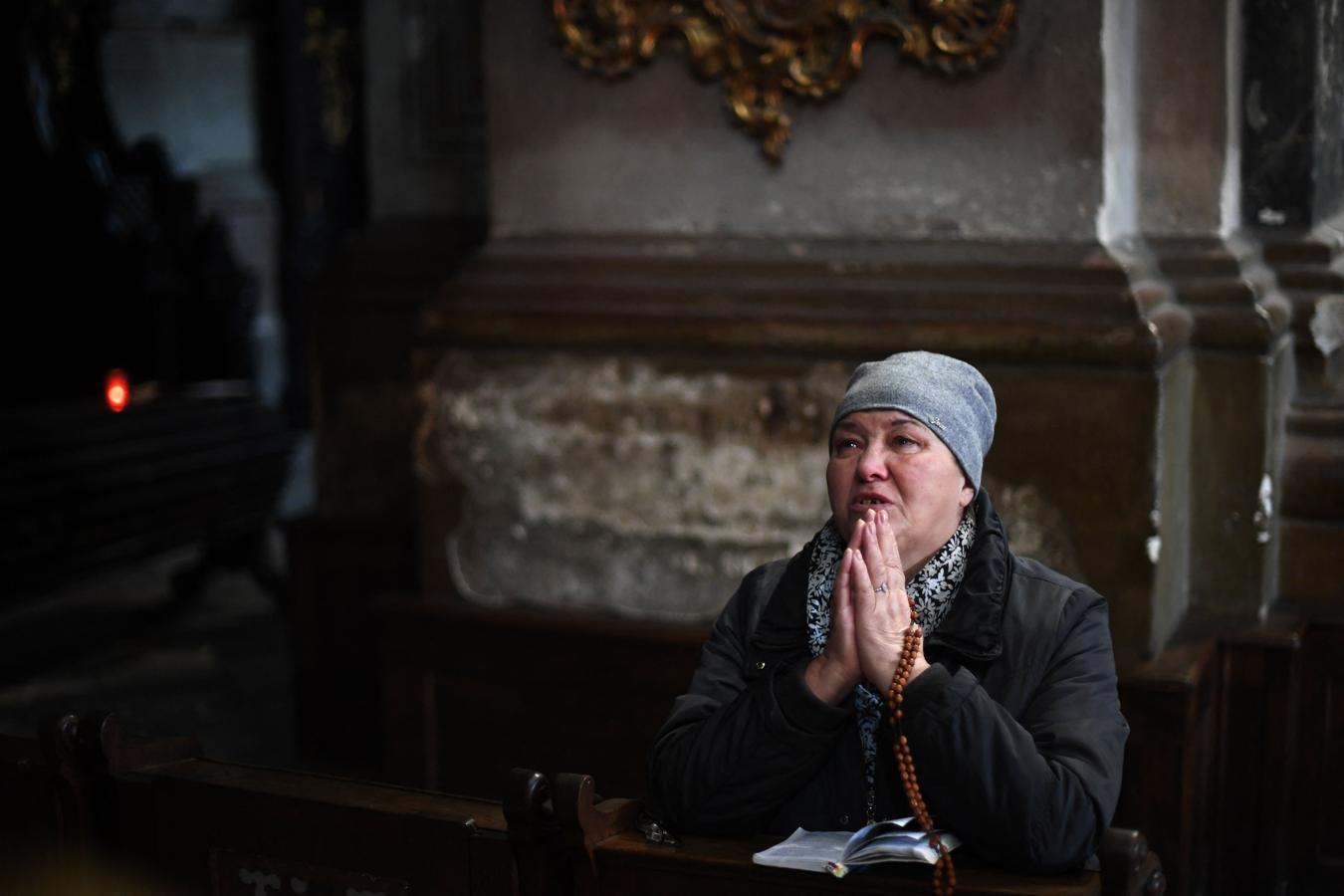 Una mujer reza en una iglesia de Leópolis. 