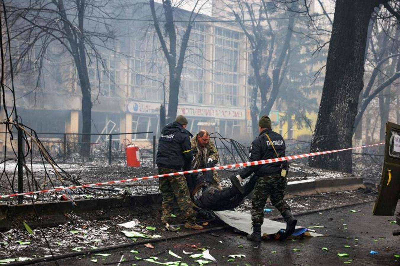 Policías retiran un cadáver en una calle de Kiev. 