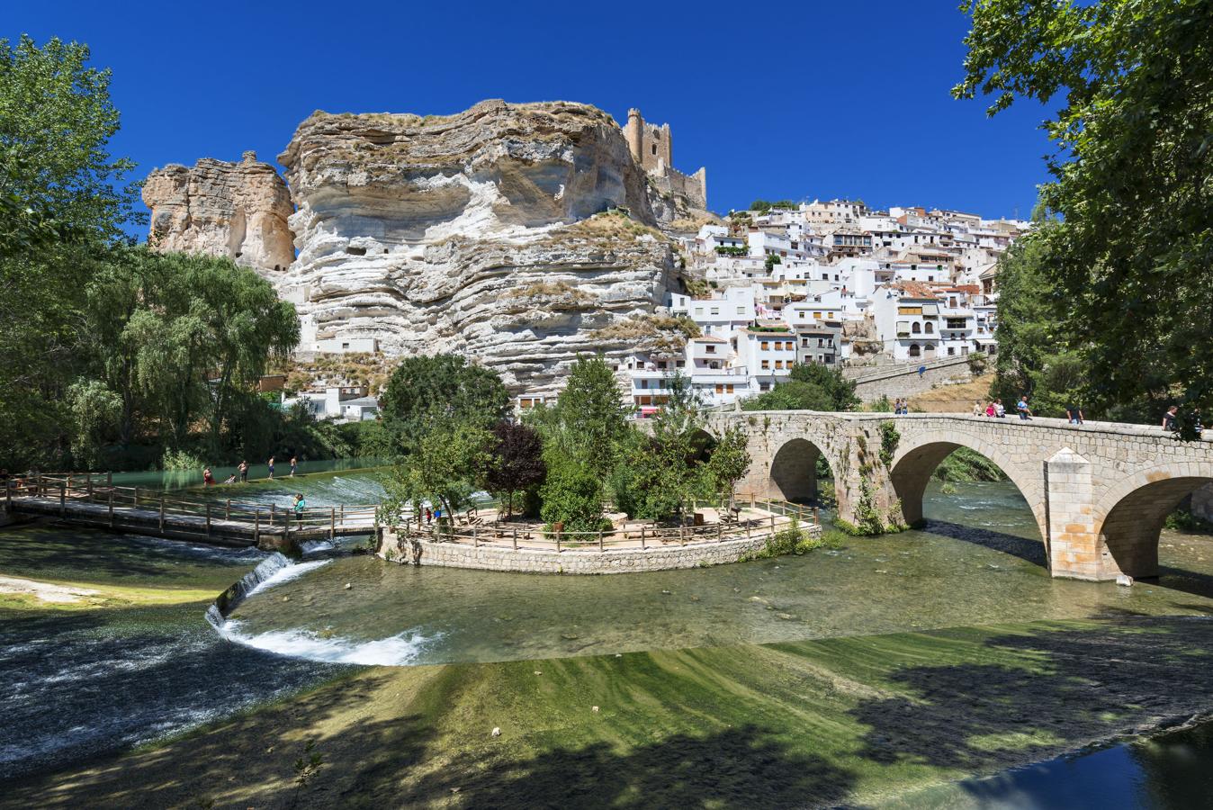 Castilla-La Mancha. Entre los municipios de Castilla-La Mancha, los seleccionados como Capitales del Turismo Rural este año son: Talavera de la Reina (Toledo), conocido por su cerámica; Alcalá de Júcar (Albacete); Las Majadas (Cuenca), 'la otra ciudad encantada'; El Robledo (Ciudad Real), en la zona de los yacimientos del Paleolítico Inferior y Medio, y por último uno de los pueblos pertenecientes a la Ruta de los Pueblos Negros, Campillo de Ranas (Guadalajara). En la foto, Alcalá del Júcar