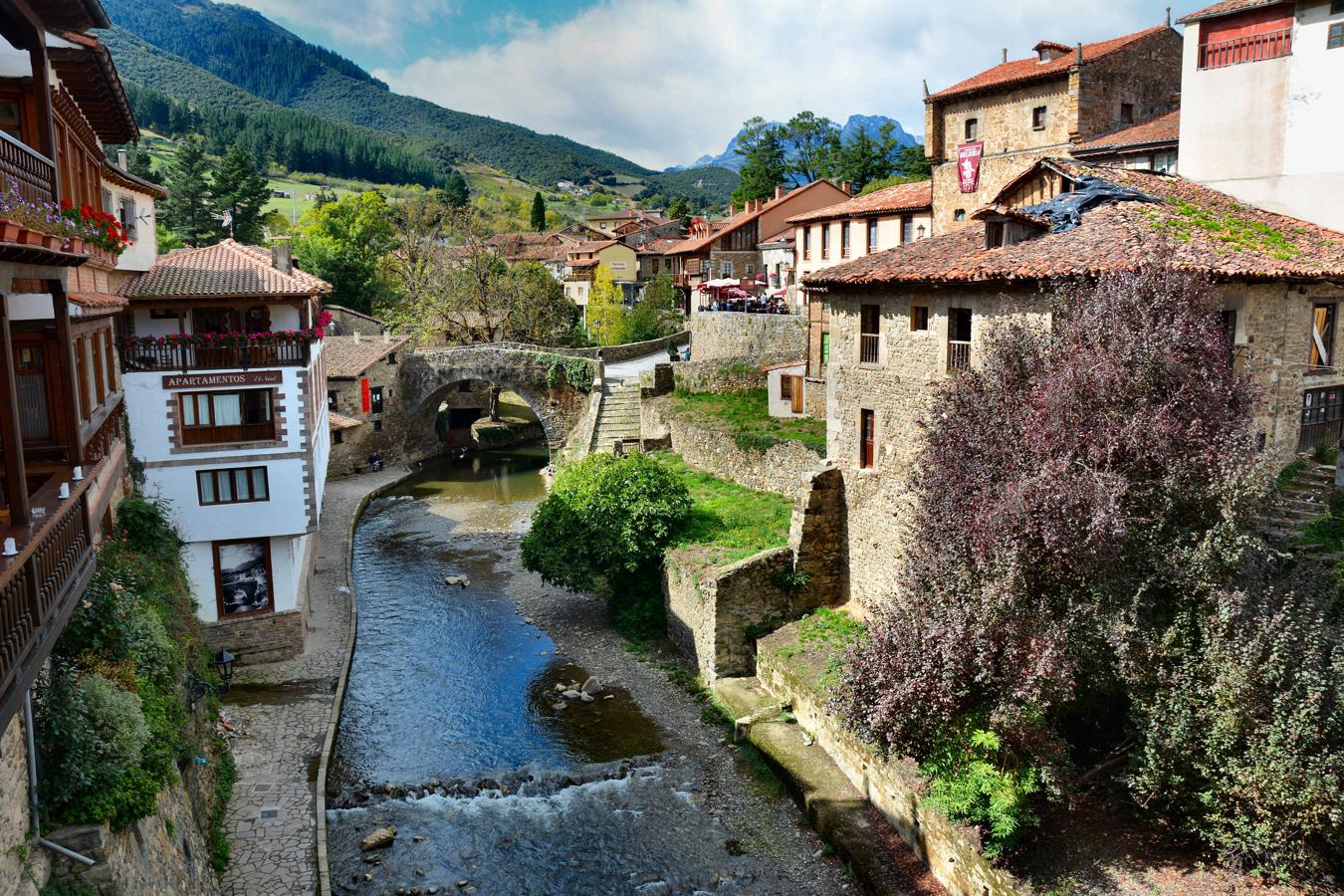 Cantabria. El pueblo de Potes encabeza la lista de los municipios más buscados de Cantabria. Los romanos la llamaron Pontes, por sus puentes sobre el río Quiviesa, y todavía lo cruzan tres de ellos, el Nuevo, el de San Cayetano y el de la Cárcel, antes de confluir en su hermano mayor que viene desde los Picos de Europa, el río Deva.