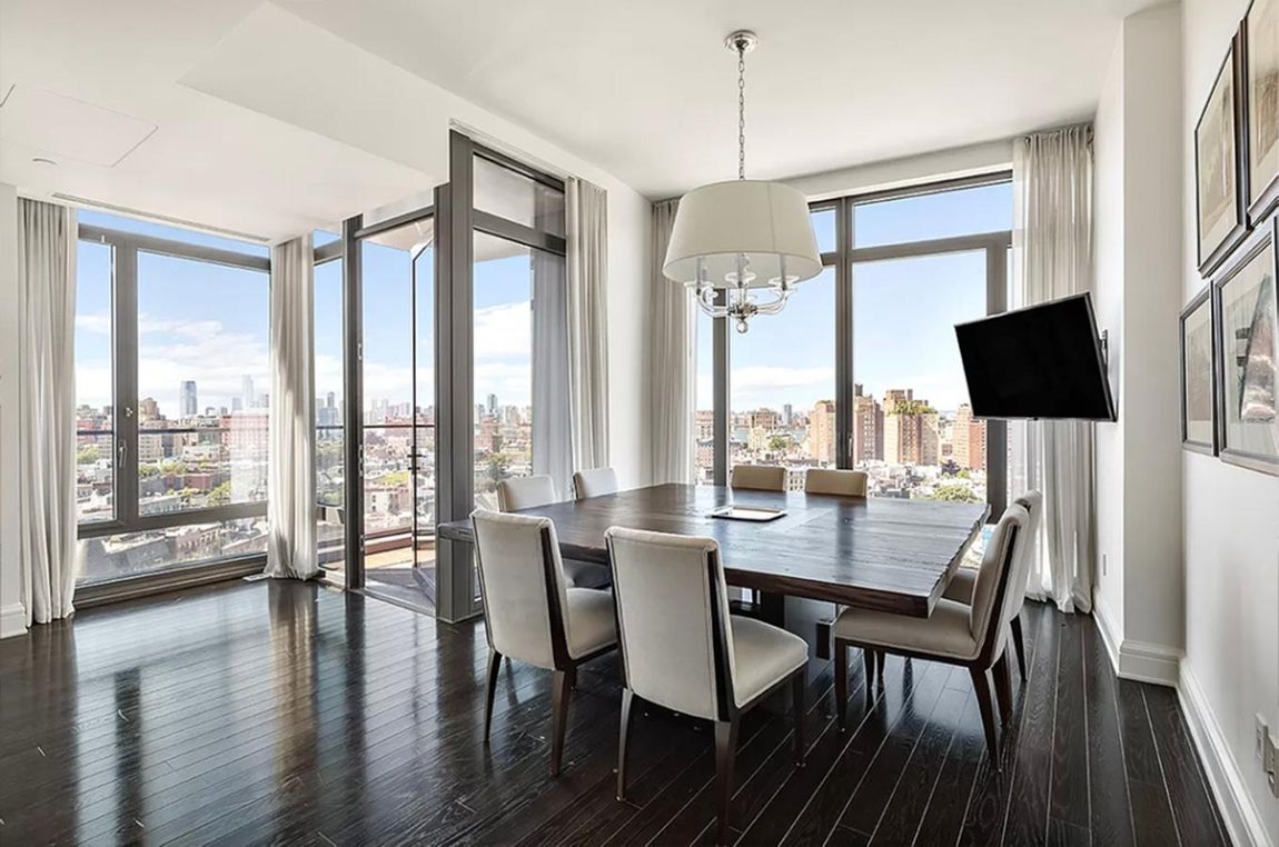 El exclusivo piso que Bon Jovi vende en Nueva York por 20 millones. Uno de los puntos fuertes de la propiedad son sin duda sus vistas que vienen potenciadas por las grandes cristaleras, que además le confieren un extra de luz y amplitud.