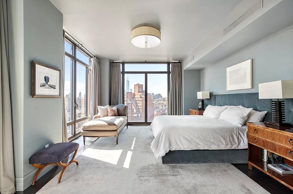 El exclusivo piso que Bon Jovi vende en Nueva York por 20 millones. Aunque todos los dormitorios son bastante amplios, la suite principal posee además un vestidor y un despacho contiguo. Su orientación hacia el sur la convierten en una de las zonas más luminosas de la casa.