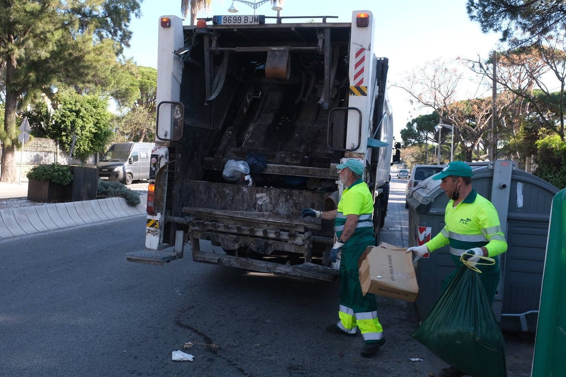 Fotos: El Puerto, lleno de basura tras siete días de huelga