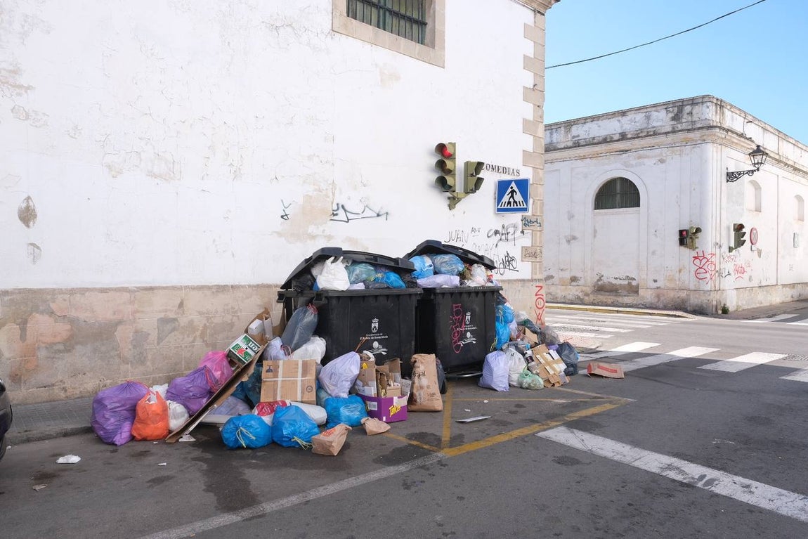 Fotos: El Puerto, lleno de basura tras siete días de huelga
