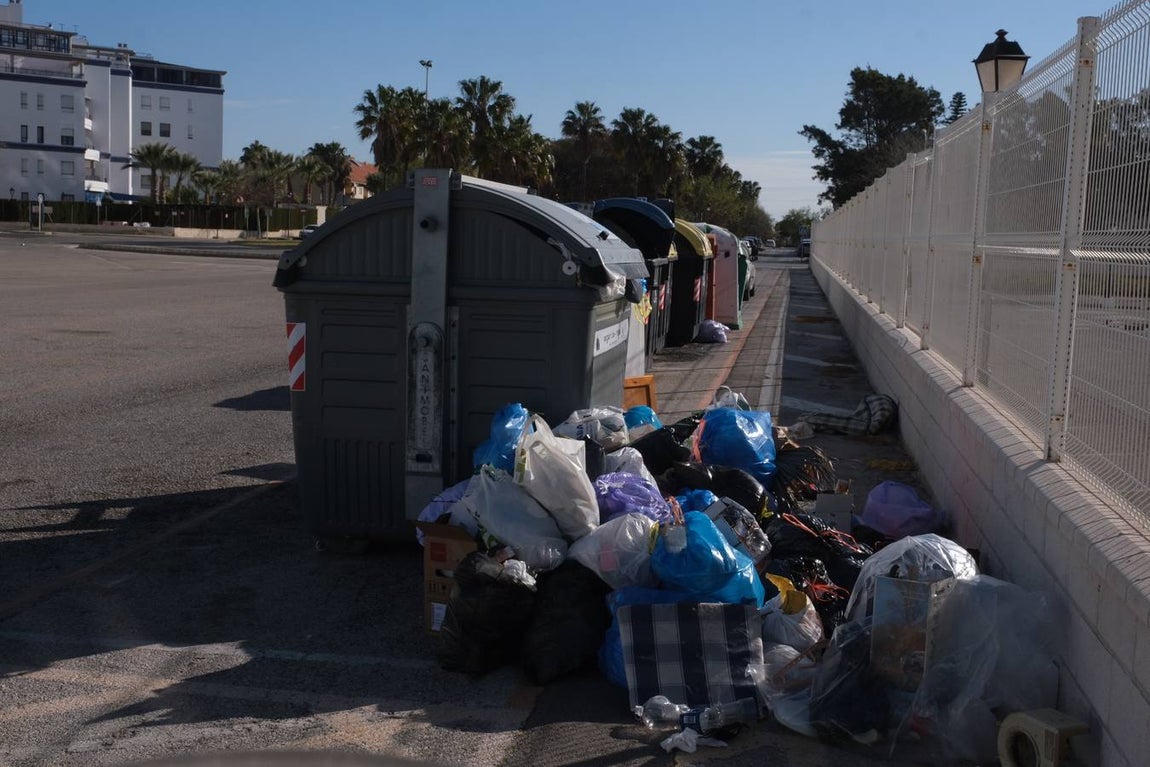 Fotos: El Puerto, lleno de basura tras siete días de huelga