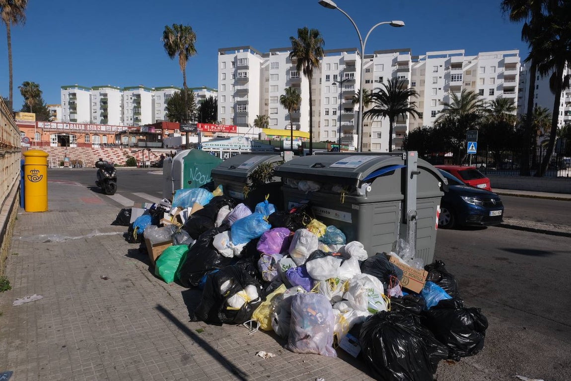 Fotos: El Puerto, lleno de basura tras siete días de huelga