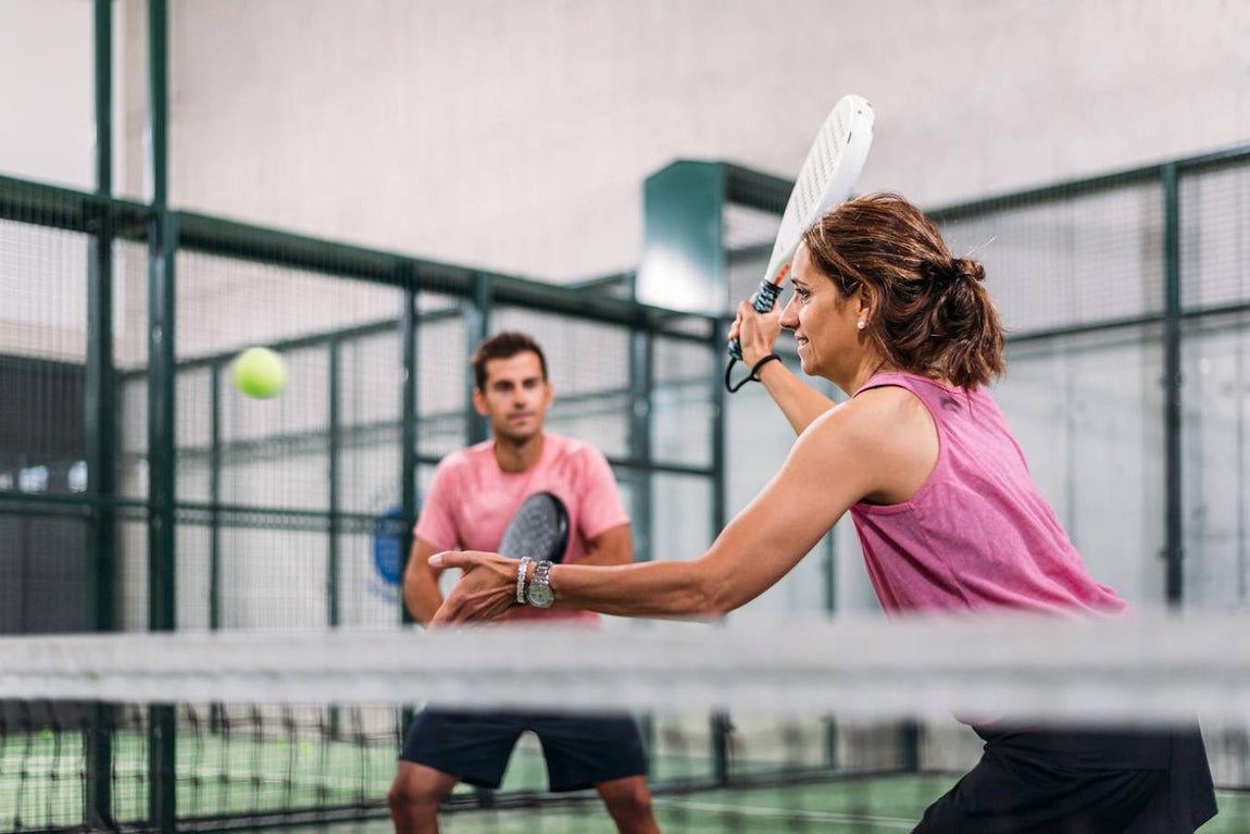 Pádel. El <a href="https://www.abc.es/bienestar/fitness/entrenamiento-ejercicios/abci-beneficios-padel-para-ponerte-forma-202110140148_noticia.html">pádel </a>es una disciplina deportiva que podemos considerar joven, ya que nació en 1969 en México. Su principal diferencia con el tenis es que se practica con palas, en parejas y en un campo de juego acotado por paredes. Aunque se puede practicar sin pareja y disfrutarlo igualmente, hacerlo de este modo ayuda a nuestra coordinación en grupo. Además, su popularidad no ha hecho más que crecer en los últimos años, pues son muchos sus beneficios y la dificultad para practicarlo, si no tienes experiencia, es menor que la del tenis.