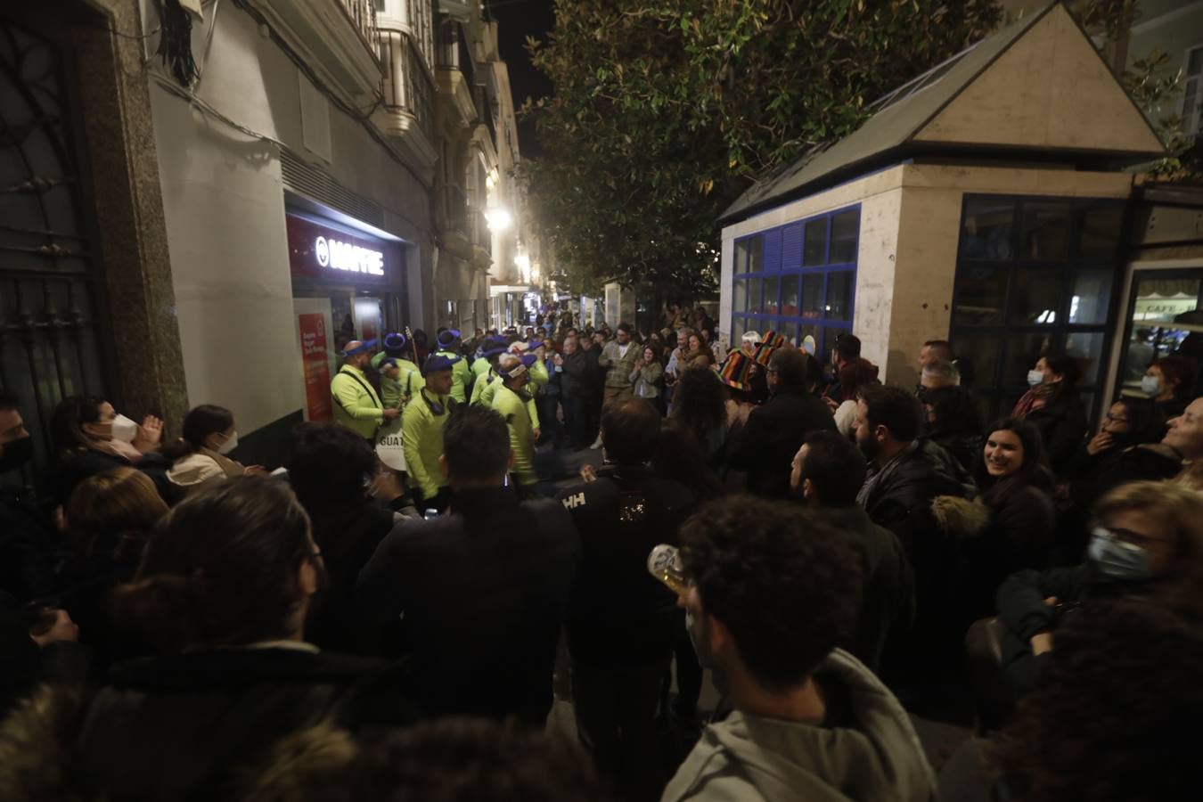 FOTOS del viernes de Carnaval: el principio del final ‘no oficial’ en Cádiz