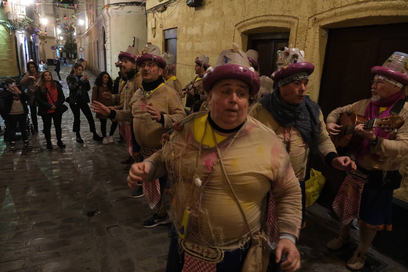 Fotos: Ambiente de jueves de Carnaval en Cádiz