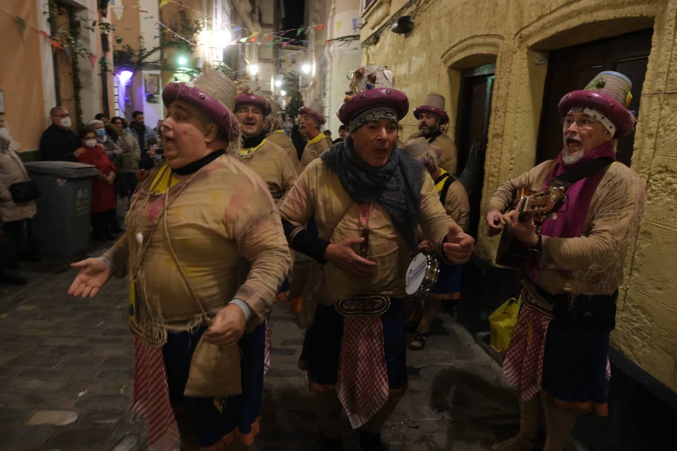 Fotos: Ambiente de jueves de Carnaval en Cádiz