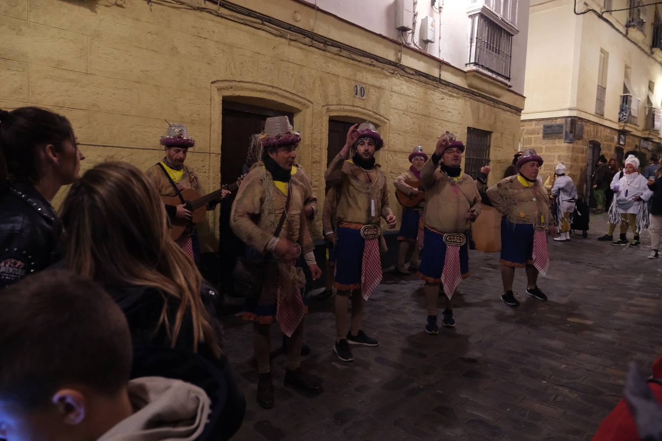 Fotos: Ambiente de jueves de Carnaval en Cádiz