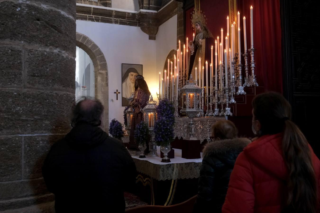 FOTOS: Cientos de fieles veneran al Medinaceli en la iglesia de Santa Cruz, en Cádiz